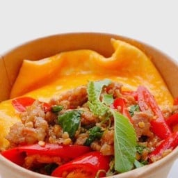 ข้าวกะเพรา+ไข่เจียว ใช้น้ำมันมะพร้าวในการทำ