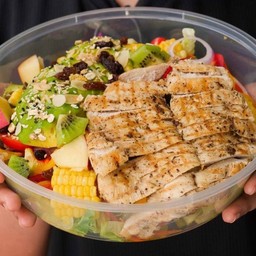 สลัดผักรวมอกไก่ย่าง300g+อะโวคาโด+ข้าวโพด+ผลไม้รวมตามฤดูกาล