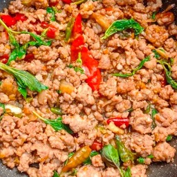 ผัดกระเพราหมูสับ (แบบกับข้าว)