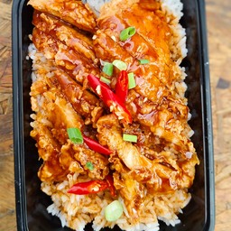 ข้าวหน้าไก่ทอด ซอสพริกเกาหลี