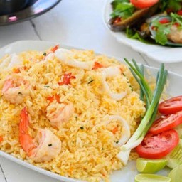 ข้าวผัดไข่ รวมมิตร หมู ไก่ กุ้ง หมึก