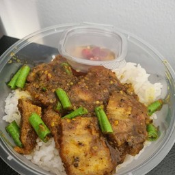 พริกแกงหมู3ชั้นราดข้าว