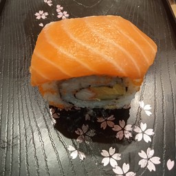 โรลปลาแซลม่อนสด