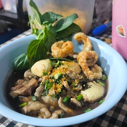 ก๋วยเตี๋ยวหมูตุ๋นน้ำตก