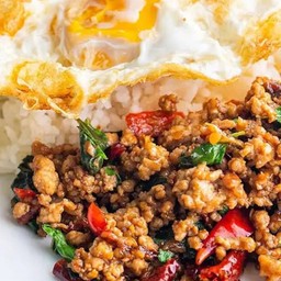 ข้าวราดผัดกระเพรา