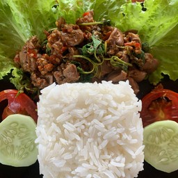 ข้าวกระเพราเครื่องในไก่