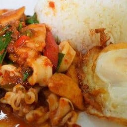 ผัดพริกแกง ราดข้าว