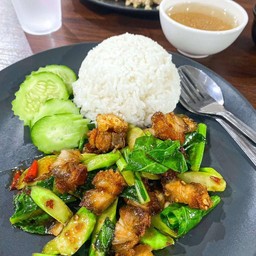 คะน้าหมูกรอบ