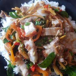 ผัดฉ่าหมูกรอบ ราดข้าว