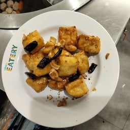 เต้าหู้ทอดคลุกซอสมะขาม Fried Tofu with Tamarind Sauce