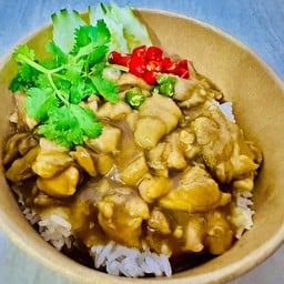 ข้าวราดไก่ เนื้อชุ่มฉ่ำซอส