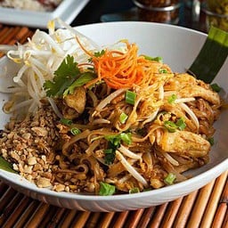 ผัดไทยโบราณห่อไข่ใส่ไก่