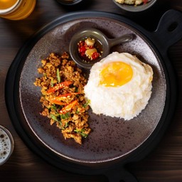 ข้าวกระเพราหมูพริกแห้ง4ชนิด