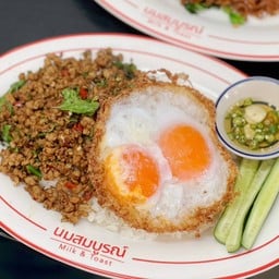ข้าวผัดกะเพราหมู ไข่ดาว