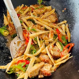 กะเพราหน่อไม้ดอง กับข้าว