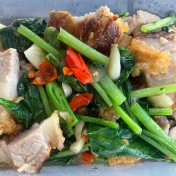 คะน้าหมูกรอบ (กับข้าว)