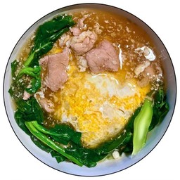 ราดหน้าหมูหมักห่อไข่ (Wide Noodle wrap egg in gravy sauce with marinated pork)
