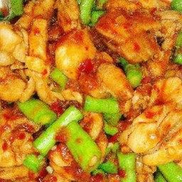 ผัดเครื่องแกง ไก่