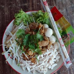หมี่คลุกซอส ของกินเล่น