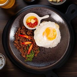ข้าวกระเพราเนื้อพริกแห้ง4ชนิด
