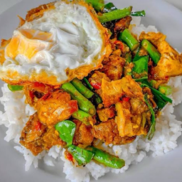 ข้าวราดผัดพริกแกง