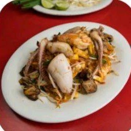 Fried Noodled with Seafood (ผัดไทยทะเล)