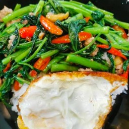 ข้าวผัดผักบุ้งไฟแดงหมูสับ