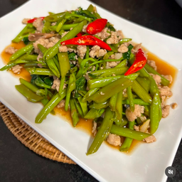 ผัดผักบุ้งไฟแดงหมูสับ