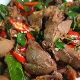 ผัดกระเพราว (ตับหมู) กับข้าว
