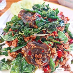 กระเพราหมูสับ + ไข่เยี่ยวม้า