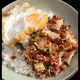 ข้าวหมูกรอบคั่วพริกเกลือไข่ดาว