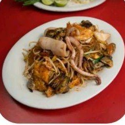 Fried Vermicelli Noodled with Seafood (ผัดไทยวุ้นเส้นทะเล)