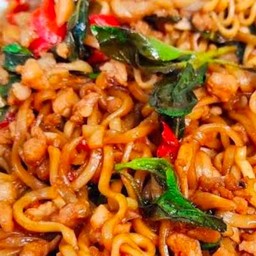 ม่าม่าผัดกระเพราหมูสับ