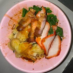 ชายสี่บะหมี่เกี๊ยวข้าวหมูแดงหมูกรอบ