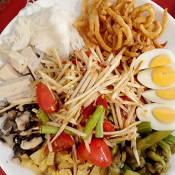 ตำถาด มีหมูยอ ไข่ต้ม หอยเชอรี่ ขนมจีน ผักก้านจองลวก แคปหมู