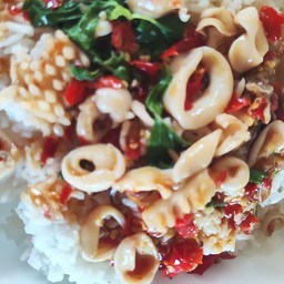 กระเพราปลาหมึกราดข้าว