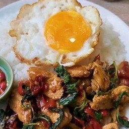 ข้าวกระเพราหมูชิ้นไข่ดาว