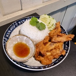ข้าวไก่ทอดซอสน้ำปลา