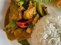 ผัดพริกแกงปลากระพงราดข้าว