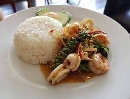 ผัดฉ่าทะเลราดข้าว