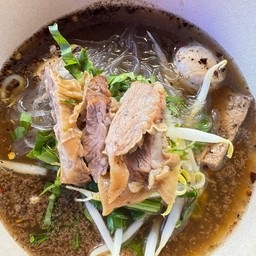 เส้นเล็กหมูตุ๋นน้ำตก