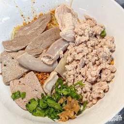 ก๋วยเตี๋ยวหมูสับใส่เครื่องในน้ำใส