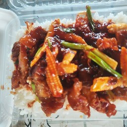 ผัดพริกเผาหมูกรอบข้าวโพดราดข้าว