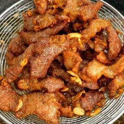 เป็นกับข้าว คอหมูทอดกระเทียมพริกไทย