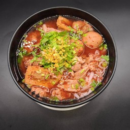 ก๋วยเตี๋ยวน้ำหมูข้าวหมากแดง 红糟水板汤 (猪肉)