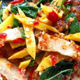 ผัดพริกเเกงหน่อไม้ใบโหระพา ราดข้าว