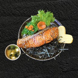 ข้าวหน้าปลาแซลมอนย่างซอสเทอริยากิ+ซุปมิโซะ