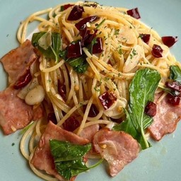 สปาเกตตี้เบคอนผัดพริกแห้ง