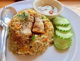 ข้าวผัดหมูกรอบ