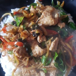 ผัดฉ่าหมูราดข้าว